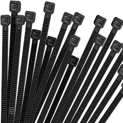 El cincho de plástico es de nylon resistente, color negro, con diseño dentado para asegurar cables en instalaciones eléctricas.