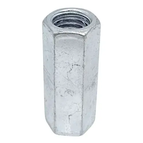 El cople hexagonal fabricado en acero galvanizado, plateado, con forma hexagonal que facilita la unión de varillas roscadas.