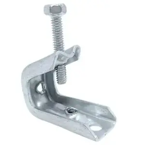 La mordaza tipo “Clamp” de acero galvanizado, plateada, con mecanismo de sujeción rápida para tuberías y componentes.