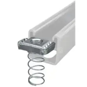La tuerca con resorte está diseñada para un montaje rápido en perfiles unicanal, garantizando una sujeción firme y segura en sistemas eléctricos e industriales.