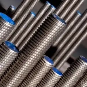 La varilla roscada de 1 y 3 metros está fabricada en acero al carbón, color gris, con rosca continua para fijación estructural.