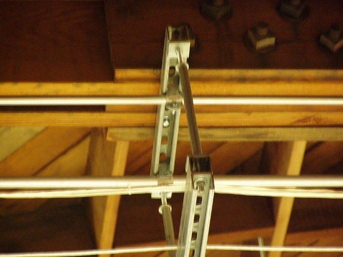 Unicanal. Estructura de unicanal del color blanco en una estructura de madera, no tiene perforaciones previas, por lo que es necesario realizar los orificios.