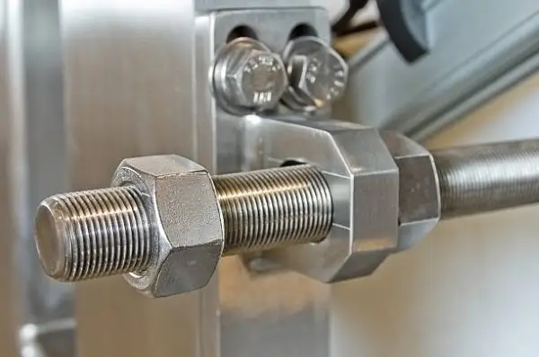 Detalle de varilla roscada con tuerca instalada para una sujeción segura