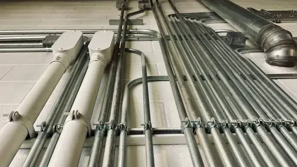 Conduit metálico para instalaciones eléctricas, protege los cables de posibles daños y garantiza la seguridad en las conexiones eléctricas.