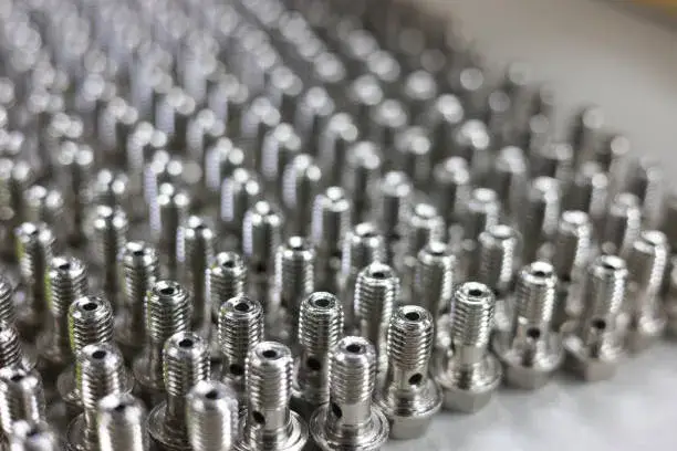 Fijaciones pesadas diseñadas para soportar cargas estructurales exigentes, ideales en obras industriales como tornillería para estructuras