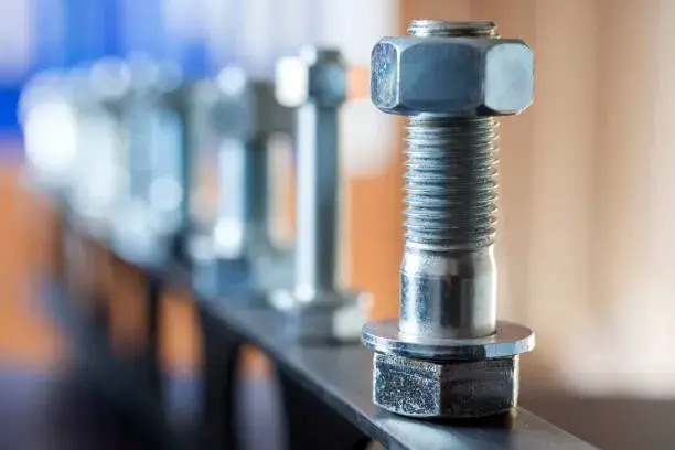Piezas de acero para uniones mecánicas, utilizadas en procesos de ensamble técnico donde se requiere el uso de tuercas y tornillos de calidad