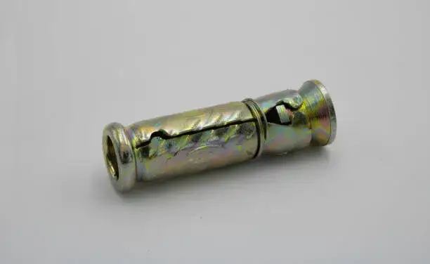 Imagen detallada de taquete de metal sobre fondo blanco útil para comprender visualmente como funciona un taquete con camisa en interiores.