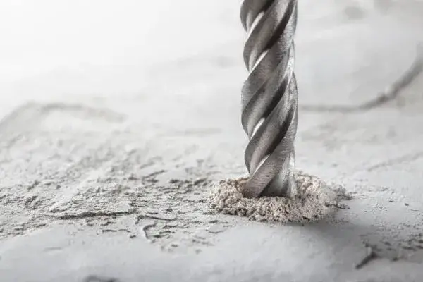 Broca perforando de manera precisa una pared de obra, mostrando su capacidad para trabajos pesados y garantizando cortes limpios gracias a la broca de concreto.