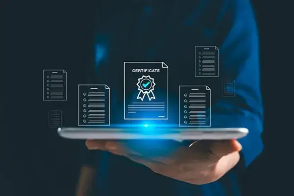 Papel con palomita de validación que representa auditorías y estándares obligatorios en proyectos, alineado a normas y certificaciones para anclajes químicos en construcción.