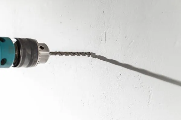 Herramienta rotativa realizando un corte profundo en muro sólido, ideal para proyectos de construcción que requieren fuerza y precisión con una broca de concreto.