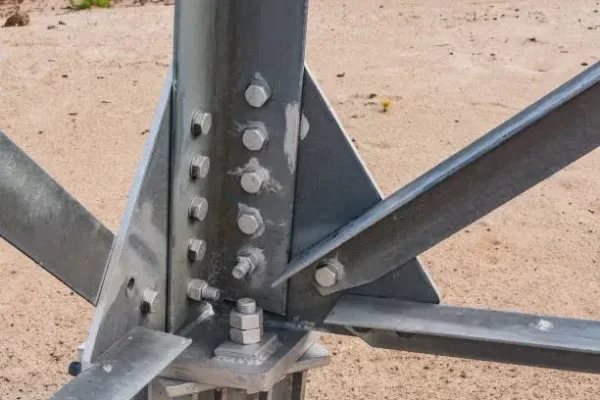 Fijaciones Soldadas vs. Atornilladas: Ventajas y Desventajas en Construcció Imagen comparativa de fijaciones soldadas y atornilladas utilizadas en una estructura metálica, mostrando sus diferentes aplicaciones.