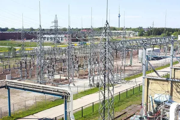 Guía Completa de Sistemas de Fijación para Eficiencia en la Construcción Fotografía mostrando diferentes elementos de sistemas de fijación en una mesa de trabajo, preparados para ser utilizados en diversas aplicaciones de construcción.Fotografía mostrando diferentes elementos de sistemas de fijación en una mesa de trabajo, preparados para ser utilizados en diversas aplicaciones de construcción.
